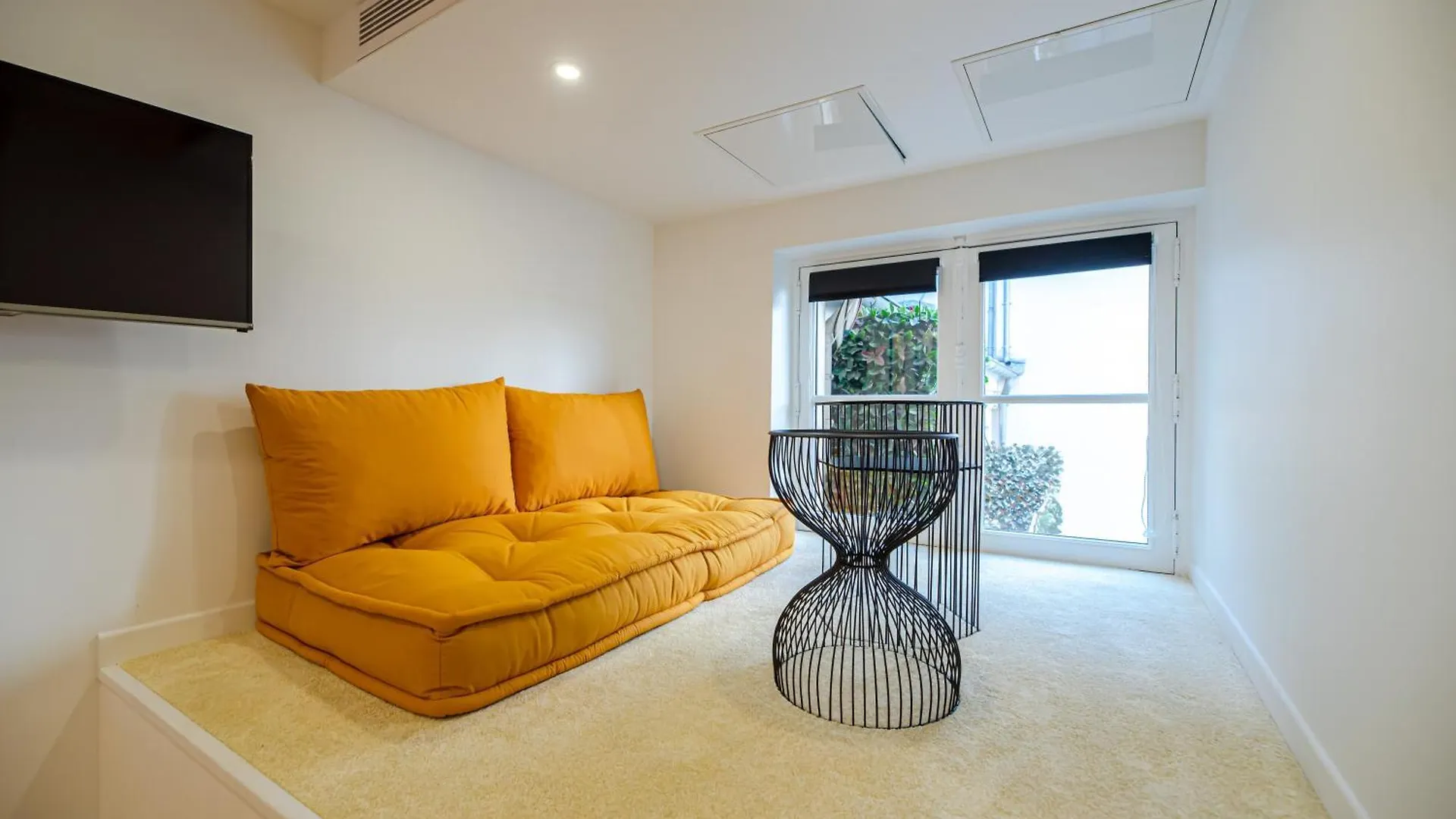 Cia - Spacious Duplex, Grands Boulevards Paris Apartment